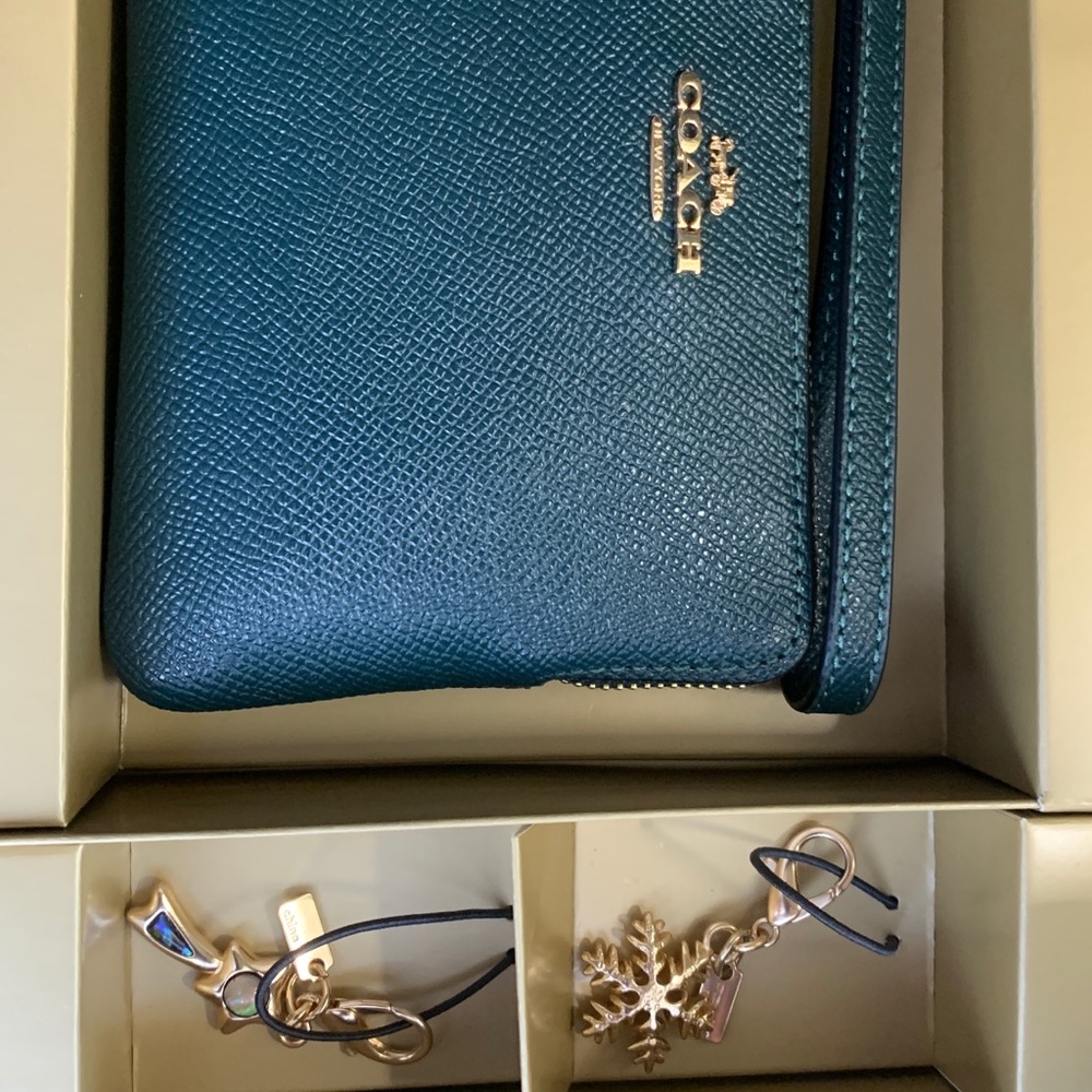 Authentic COACH Leather zip wristlet & 2 charms set - Picture 9 of 9